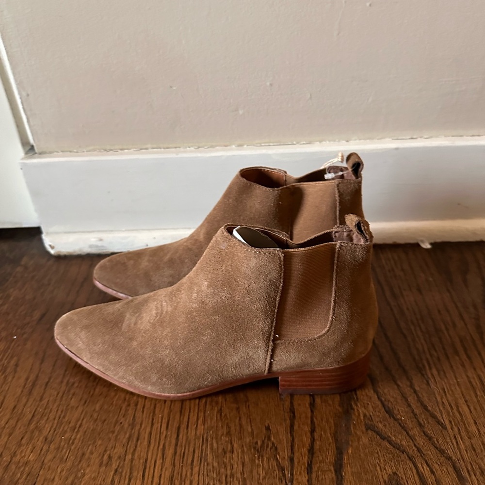NWT! Women suede western booties